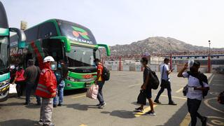 Terminal de Yerbateros paraliza salida de buses y pasajeros varados exigen devolución de dinero