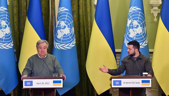 El presidente ucraniano Volodimir Zelenski (derecha) y el secretario general de la ONU, Antonio Guterres, dan una conferencia de prensa conjunta después de sus conversaciones en Kiev el 28 de abril de 2022. (Foto de Serguéi SUPINSKY / AFP)