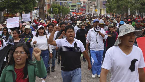 La gente marcha en protesta en la ciudad andina central de Ayacucho, Perú, el 17 de diciembre de 2022. (Foto por Javier ALDEMAR / AFP)