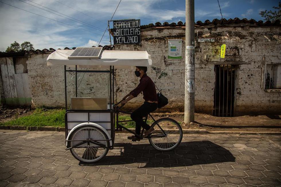 El profesor  guatemalteco Gerardo Ixcoy imparte clases de una bicicleta especialmente acondicionada. (Foto: EFE/Esteban Biba)