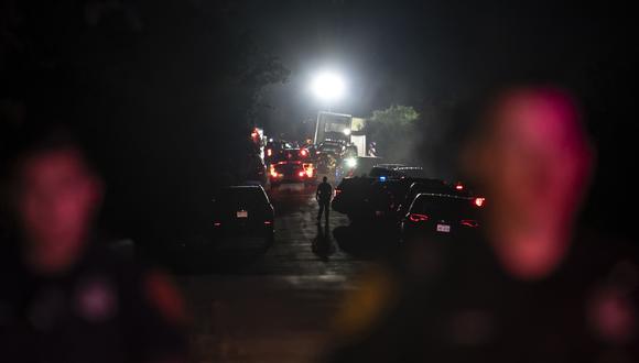 Un socorrista camina por la escena donde se descubrió un tráiler con migrantes dentro de las afueras de San Antonio, Texas, el 27 de junio de 2022. (Foto de Sergio FLORES / AFP)
