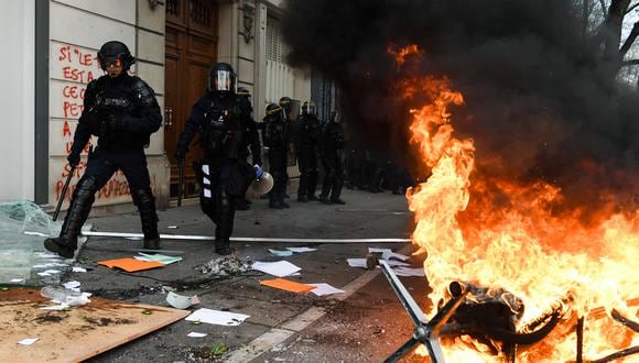 EN LAS CALLES. Políticos opositores rechazaron decisión de Macron. (Foto de Alain JOCARD / AFP)