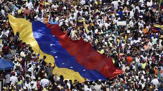 Venezuela marcha para apoyar a Guaidó, por un lado, y celebrar al chavismo, por el otro | FOTOS