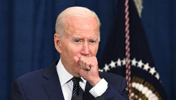 En esta foto de archivo tomada el 15 de julio de 2022, el presidente de los Estados Unidos, Joe Biden, tose mientras habla con la prensa. (Foto: MANDEL NGAN / AFP)