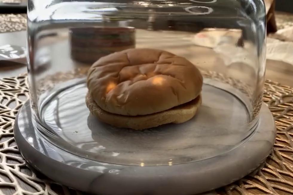 Un hombre en Estados Unidos atesora una hamburguesa que compró en 1999 y se conserva en buen estado, aunque no recomienda su consumo. (Foto: KUTV 2News en Facebook)
