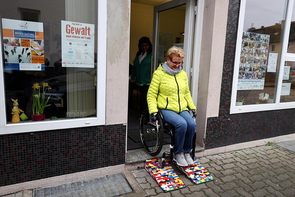 Ante las numerosas tiendas y cafés inaccesibles, Rita Ebel, una usuaria de silla de ruedas, ha ideado una solución simple y divertida: rampas hechas con Lego. (Reuters)