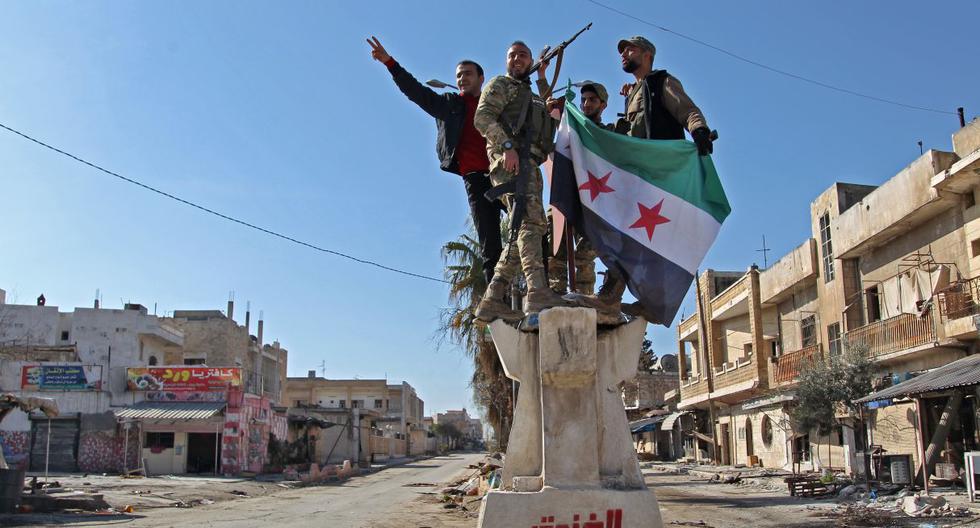 Los combatientes sirios respaldados por Turquía celebran en la ciudad de Saraqib, en la parte oriental de la provincia de Idlib, en el noroeste de Siria, el 27 de febrero de 2020. (AFP).