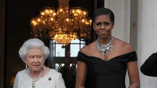 La vez que la reina Isabel II reconoció a Michelle Obama que las normas de protocolo “son basura” 