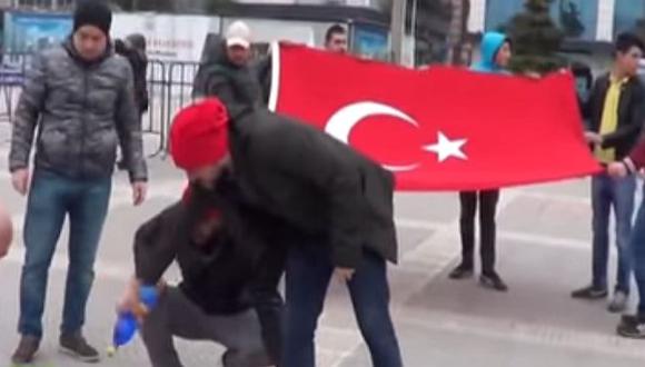 Manifestantes turcos queman la bandera de Francia en vez de la holandesa [Video]. (Captura)