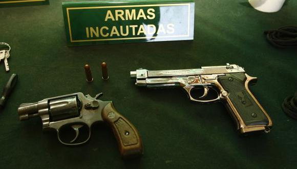 En Lima se detectó que 100 internos tenían permiso para portar armas. (USI)