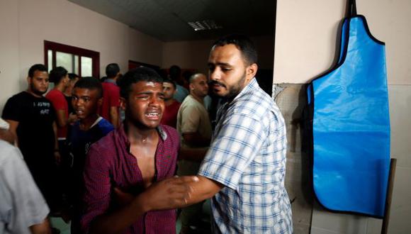 Un familiar de un militante palestino de Hamas que murió en bombardeos de tanques israelíes, reacciona en un hospital en el norte de la Franja de Gaza. (Foto: Reuters)