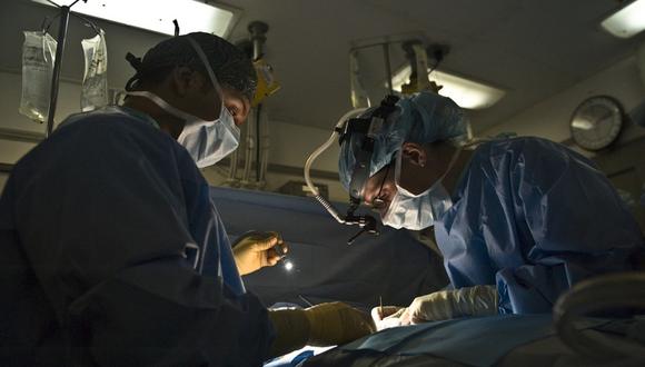 Foto referencial de médicos que realizan una cirugía. (Foto: Pixabay)