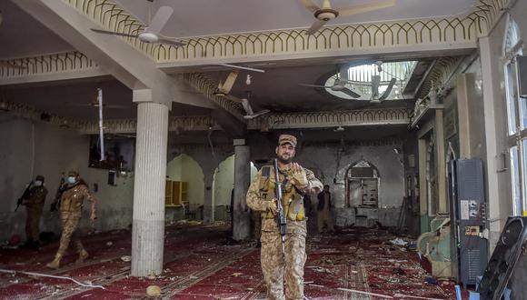 El atentado produjo daños en el interior de la mezquita, donde quedaron esparcidos por el suelo alfombrado restos de las ventanas, que quedaron destrozadas. (Foto: Abdul MAJEED / AFP)