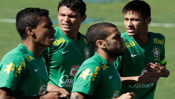 Neymar y Dani Alves, dos de las figuras principales del Brasil de ‘Felipao’. (AP)