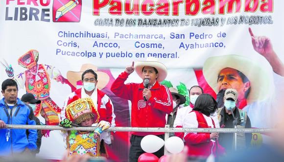 A fines de mayo, Pedro Castillo continuaba su campaña con un mitin en Pampas, Huancavelica, donde pese a rechazar los ataques de sus seguidores a periodistas, siguió insultando a la prensa. (GEC)