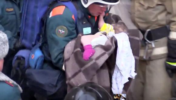 Bebé de 11 meses fue rescatado tras estar atrapado bajo los escombros por 35 horas (Reuters).