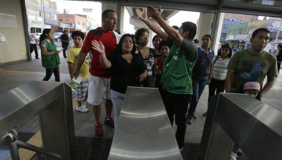 Los pasajeros del Metro de Lima se sorprendieron con el nuevo sistema de cobro. (Perú21)