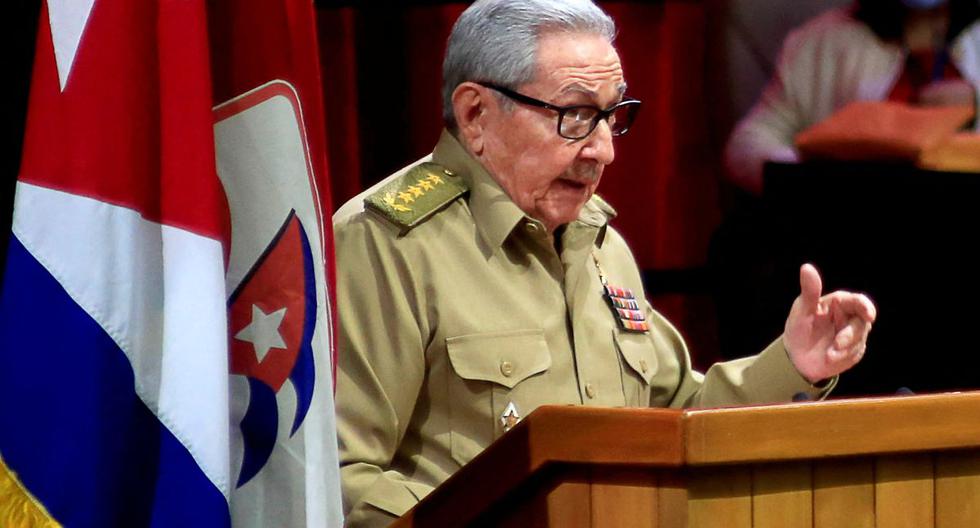 Imagen difundida por la Agencia Cubana de Noticias (ACN) del Primer Secretario del Partido Comunista de Cuba Raúl Castro hablando durante la sesión inaugural del VIII Congreso del Partido Comunista de Cuba en el Palacio de Convenciones de La Habana, el 16 de abril de 2021. (AFP).
