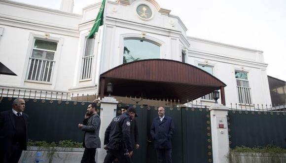 Miembros de la policía forense llegan a la residencia del cónsul de Arabia Saudí en Estambul. (Foto referencial: EFE)