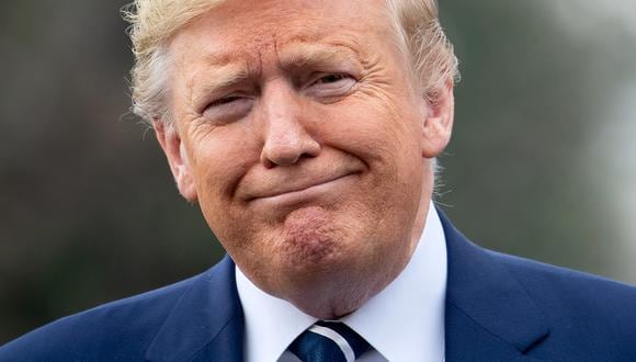 El presidente de Estados Unidos, Donald Trump, en tono de broma, dijo que no se toca la cara hace semanas por el coronavirus. (Foto: AFP)