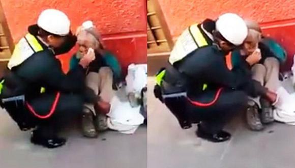 Buscan a la policía que limpió el rostro y alimentó a un anciano mendigo en Huánuco. (Policía Chévere)
