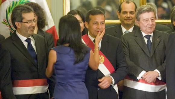 La primera dama, Nadine Heredia, acaricia el rostro de su esposo tras la juramentación del nuevo gabinete. (Alberto Orbegoso)