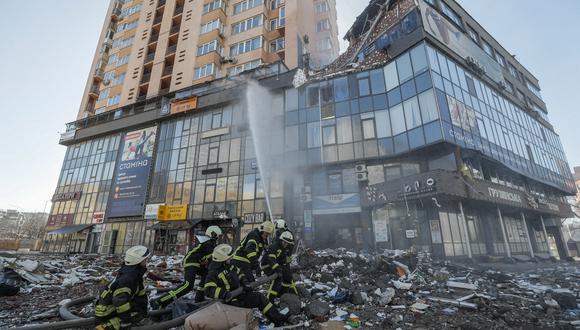 Bomberos ucranianos tratan de apagar un fuego en un edificio de viviendas de Kiev, Ucrania este sábado y que fue bombardeado por la aviación rusa. (Foto: EFE/ Sergey Dolzhenko)