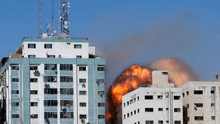 Bombardeo israelí demuele edificio en Gaza donde tienen sus oficinas Associated Press y Al Jazeera [VIDEO]