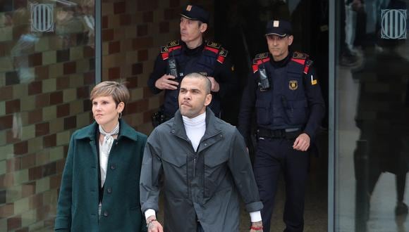 Dani Alves deja la prisión acompañado de su abogada Inés Guardiola. (Foto:  LLUIS GENE / AFP)
