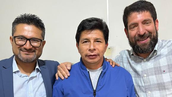 El último  sábado, Castillo recibió la visita del abogado Ronald Atencio (izquierda) y de Raúl Noblecilla.