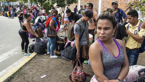 Migrantes venezolanos llegan para obtener una solicitud de refugio en el puesto fronterizo peruano. (Foto referencial: AFP)