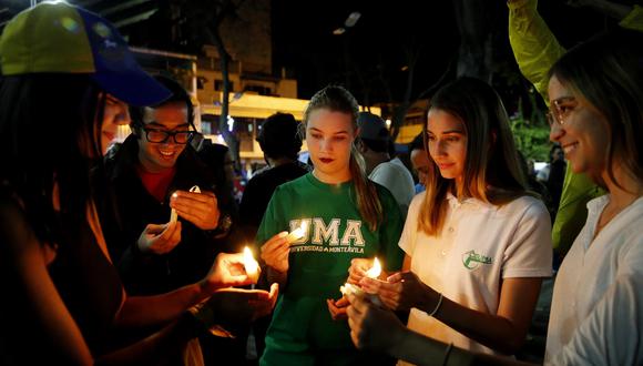 Un centenar de estudiantes y nuevos activistas se reunieron en una plaza para 12 horas de oración y discursos. (Foto: EFE)