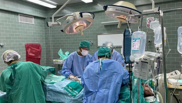 La intervención quirúrgica se realizó en dos fases de cuatro horas cada una. (Foto: Essalud)