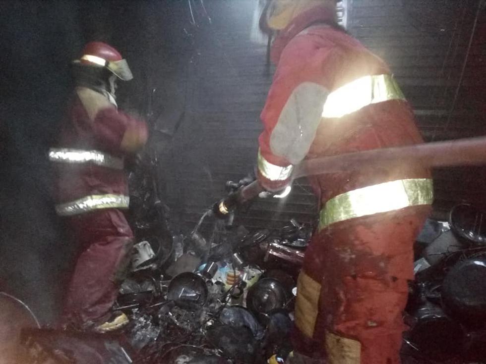 Al menos 10 puestos afectados tras incendio en Mercado Modelo de Chiclayo (Fotos: Bomberos Pimentel/La Página)