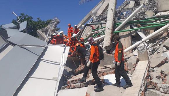 Según los informes, al menos 400 personas han muerto como resultado de una serie de fuertes terremotos que azotaron el centro de Sulawesi y desencadenaron un tsunami. (Foto: EFE)