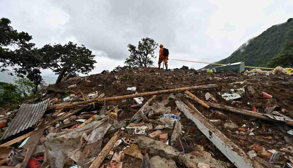 Un trabajador de rescate busca víctimas después de un deslizamiento de tierra en Rosas, departamento de Valle del Cauca. (Foto: AFP)