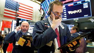 Wall Street baja por resultados de empresas y críticas de Trump a la Fed