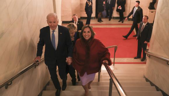 Joe Biden caminando de la mano con Dina Boluarte (Foto: Cancillería)