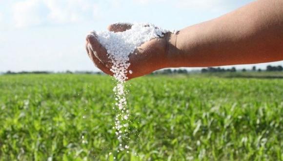 El Ejecutivo decidió acatar las observaciones de la Contraloría al proceso de licitación. El titular de Desarrollo Agrario anunció un bono para los pequeños agricultores hasta que llegue el fertilizante.