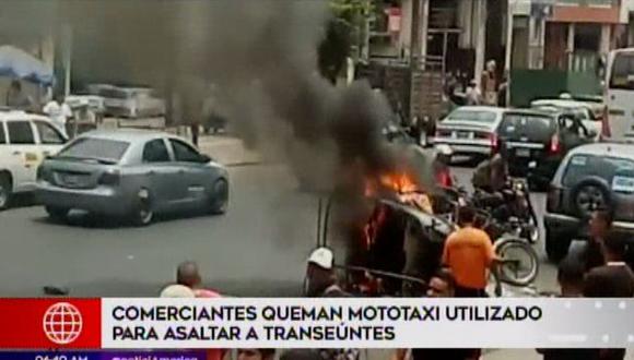 Grupo de personas queman mototaxi que delincuentes usaban para asaltar transeúntes (Captura: América Noticias)
