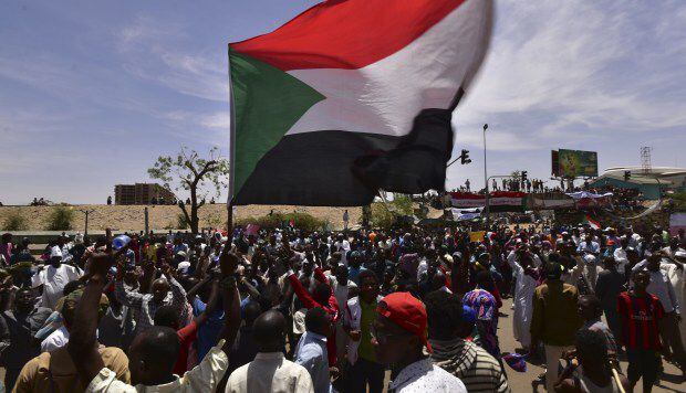Los organizadores de la protesta sudanesa presentaron demandas a los nuevos gobernantes militares del país, instando a la creación de un gobierno civil. (Foto: AFP)
