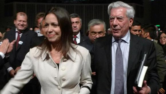 María Corina Machado junto a Mario Vargas Llosa en un evento de 2017 (Foto: AFP)