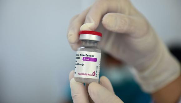 El ministro Hernando Cevallos se pronunció sobre la próxima llegada de vacunas de AstraZeneca contra el COVID-19 al país y que registran un menor tiempo de caducidad. (Madaree TOHLALA / AFP).