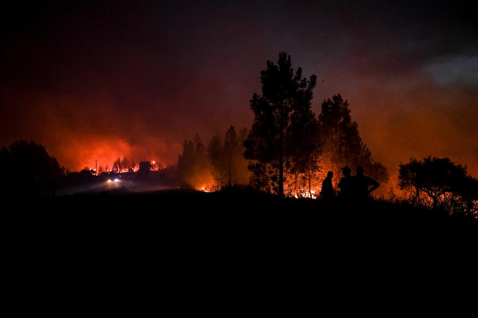 Cerca de 1.700 luchaban contra las llamas al caer la tarde, apoyados por 480 vehículos y 23 aeronaves, según Protección Civil. La mayoría de efectivos estaban situados cerca de la localidad de Vila de Rei. (Foto: AFP)