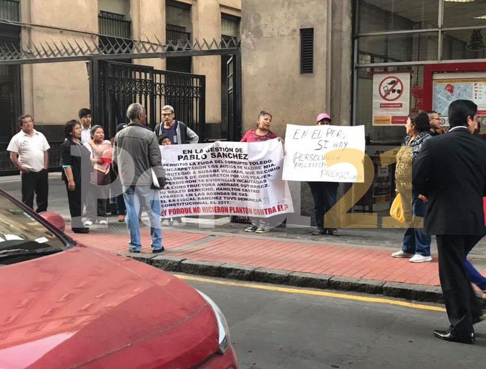 Protestan en contra del fiscal Domingo Pérez. (Perú21)