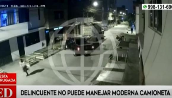 Cámaras de seguridad registraron el preciso momento en que intentan llevarse una moderna camioneta en Los Olivos. Foto: América Noticias