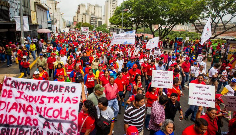 Miles de oficialistas vestidos de rojo marcharon por el oeste de Caracas, desde la Plaza Venezuela a la Asamblea Nacional. (EFE)