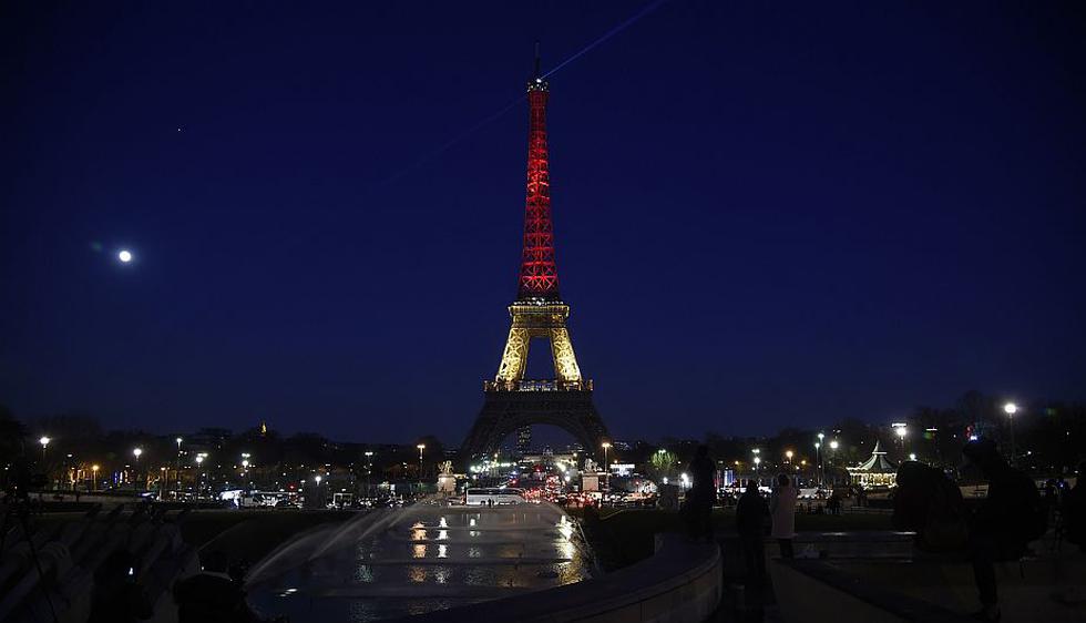 La Torre Eiffel se prendió con los colores de la bandera de Bélgica por atentado en Bruselas. (AFP)