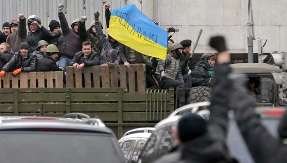 CELEBRAN LA CAÍDA. Miles de manifestantes proeuropeos festejaron en las calles de Kiev el derrocamiento de Yanukovich. (EFE)