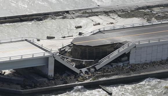 El huracán Ian destruyó una sección de la carretera que conduce a Sanibel, Florida, en el condado de Lee. (AP).